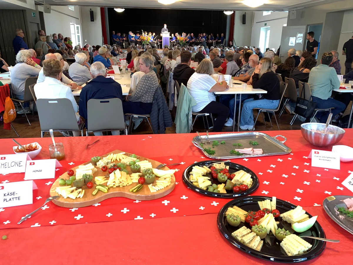 Nach dem 1. August-Brunch verfolgen rund 350 Walderinnen und Walder die Rede von FDP-Nationsrat Andri Silberschmidt im Schwert-Saal. 